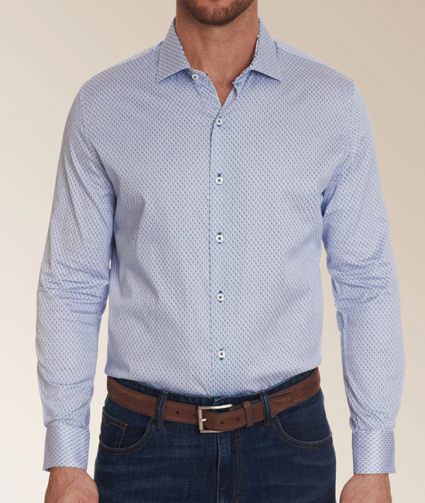 Kemeja dengan motif chevron yang modern